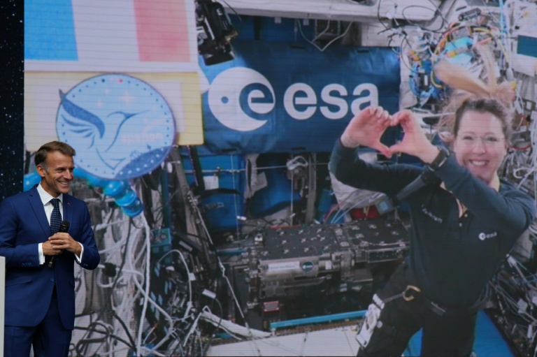Le président Emmanuel Macron et l'astronaute française Sophie Adenot lors d'une liaison vidéo en direct depuis la Station spatiale internationale (ISS), pendant le Sommet international sur l'Espace à Paris, le 10 septembre 2026