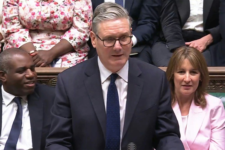 Image tirée d'un enregistrement diffusé par l'Unité d'enregistrement parlementaire britannique (PRU) montrant le Premier ministre britannique, Keir Starmer, prenant la parole lors d'un débat sur le discours du roi, le 13 mai 2026 à Londres