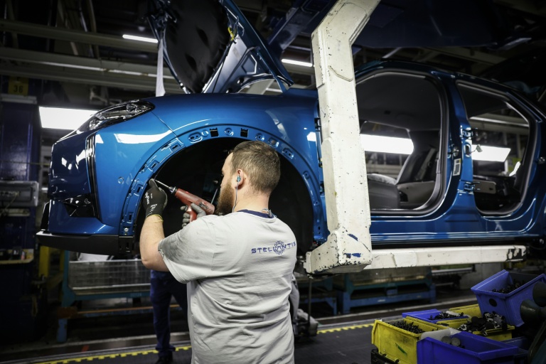 Un employé travaille sur la chaîne de production automobile de l'usine du constructeur automobile multinational Stellantis à Poissy, à l'ouest de Paris, le 15 avril 2026