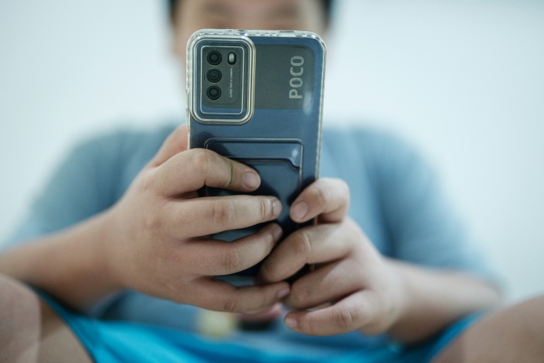 Les enfants ne devraient pas avoir leur propre smartphone avant l'âge de 13 ans, a indiqué jeudi à l'adresse des parents l'agence de santé publique de Suède