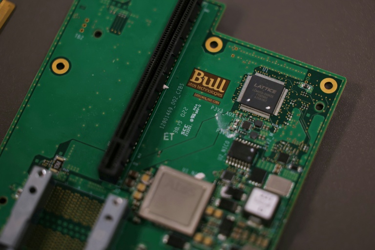 Une puce électronique d'une carte de circuit imprimé, sur le site de la société informatique Bull aux Clayes-sous-Bois, le 3 avril 2026 dans les Yvelines