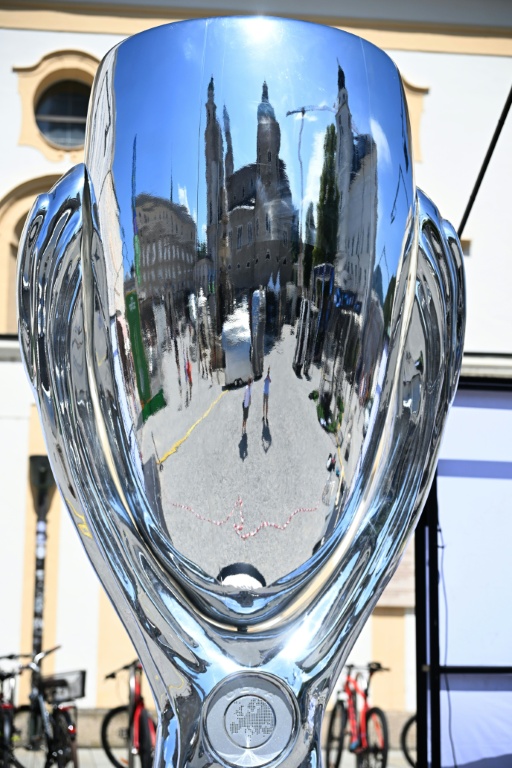 Une réplique géante du trophée de la Supercoupe d'Europe, dont l'édition 2026 opposera le Paris Saint-Germain à Aston Villa, installée dans le centre-ville de Salzbourg, le 10 août 2026