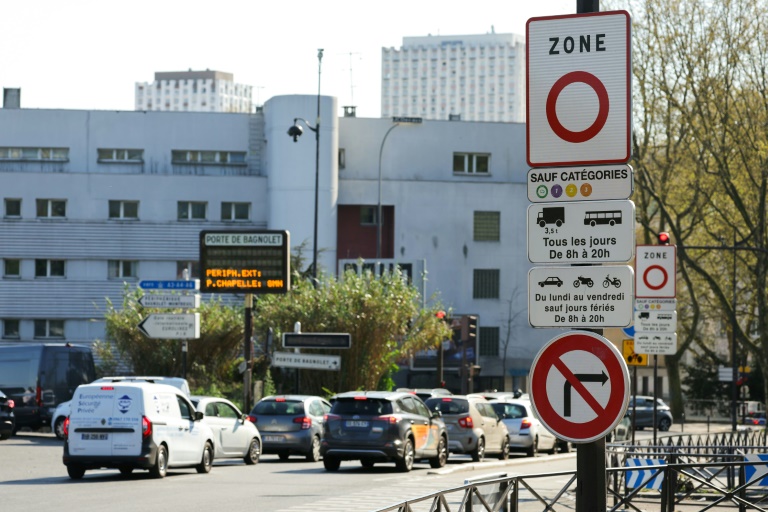 Un panneau de signalisation (d) de zone à faibles émissions (ZFE) à Paris, le 5 avril 2025