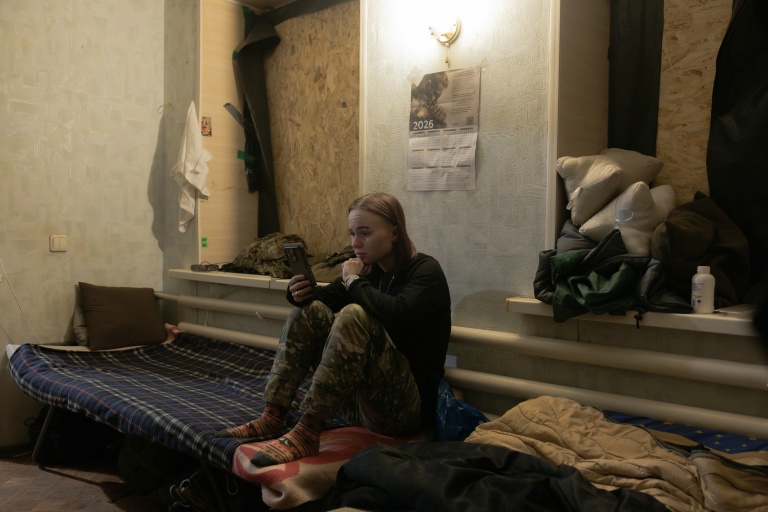 Anastassia Podobaïlo lors d'une pause au poste médical de la 56e brigade, dans la région de Donetsk, le 15 mars 2026 en Ukraine