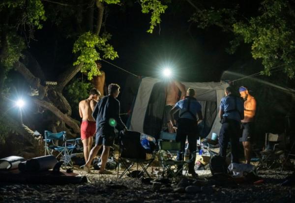 Des gendarmes contrôlent des touristes lors d'une opération de prévention contre les bivouacs illégaux susceptibles de provoquer un départ de feu, le 8 août 2026 autour du lac de Sainte-Croix, aux portes des Gorges du Verdon
