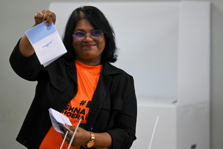 La ministre de la Défense et candidate à la présidentielle, Krishna Mathoera, vote à Paramaribo, le 25 mai 2025, lors des élections législatives au Suriname