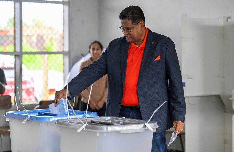 Le président sortant Chan Santokhi vote lors des élections législatives à Paramaribo, le 25 mai 2025 au Suriname