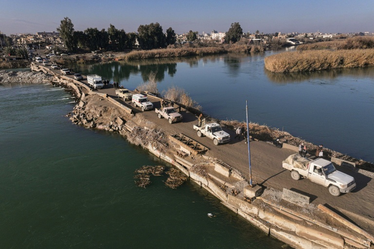 Des véhicules des forces gouvernementales syriennes traversent l'Euphrate, dans la province de Deir Ezzor,le 19 janvier 2026