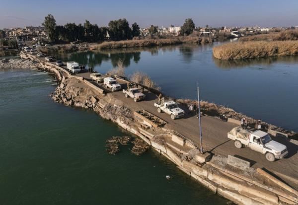 Des véhicules des forces gouvernementales syriennes traversent l'Euphrate, dans la province de Deir Ezzor,le 19 janvier 2026