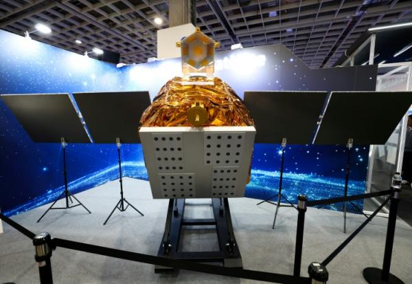 Une maquette du Beyond 5G LEO Satellite, le premier programme expérimental de communication par satellite de Taïwan, réalisé par l'Agence spatiale de Taïwan (TASA), présenté lors de l'exposition sur l'aérospatiale et la technologie de défense à Taipei, le 18 juillet 2025.
