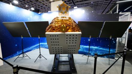 Une maquette du Beyond 5G LEO Satellite, le premier programme expérimental de communication par satellite de Taïwan, réalisé par l'Agence spatiale de Taïwan (TASA), présenté lors de l'exposition sur l'aérospatiale et la technologie de défense à Taipei, le 18 juillet 2025.