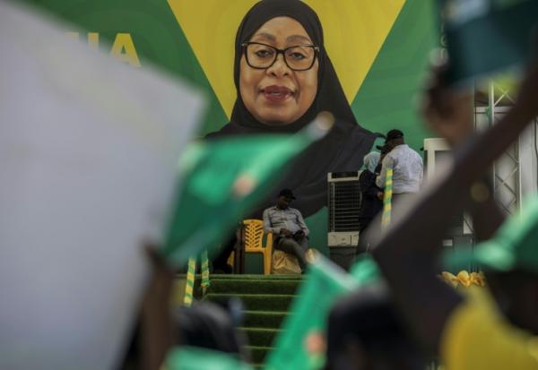 Portrait de la présidente sortante et candidate à la présidentielle en Tanzanie Samia Suluhu Hassan lors d'un meeting à Stone Town (Tanzanie), le 26 octobre 2025