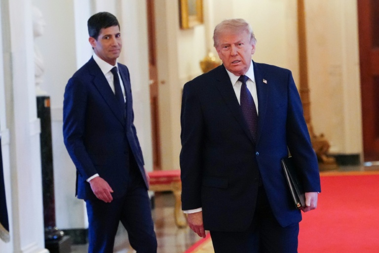 Le président des Etats-Unis Donald Trump et le président de la Réserve fédérale Kevin Warsh (gauche) marchent côté à côte, le 22 mai 2026 à Washington
