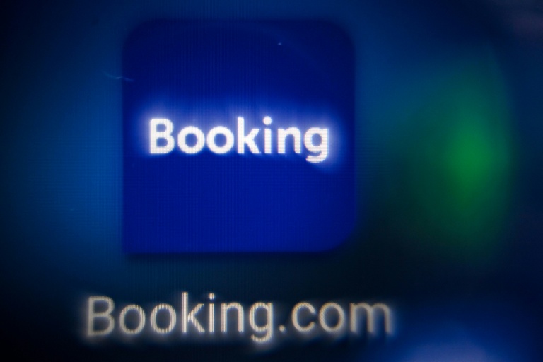 Logo de la plateforme de réservation en ligne Booking.com sur l'écran d'une tablette