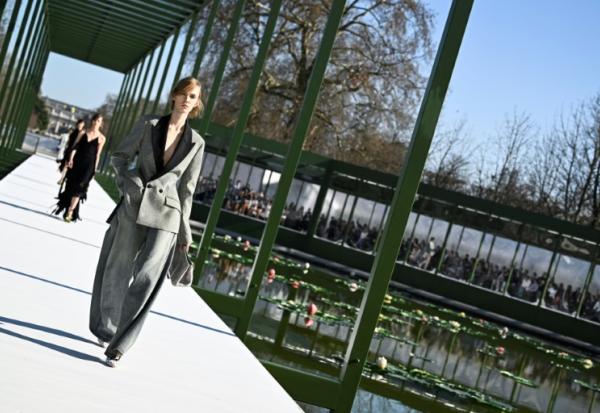 Un mannequin présente une création Christian Dior à la Fashion Week de Paris, le 3 mars 2026