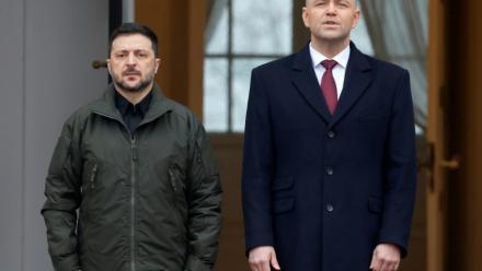 Le président polonais Karol Nawrocki (d) et le président ukrainien Volodymyr Zelensky à Varsovie, le 19 décembre 2025