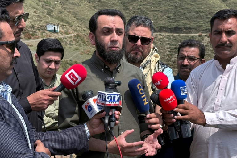 Le ministre pakistanais de l'information, Attaullah Tarar, s'entretient avec les médias lors d'un voyage organisé par le gouvernement à Muzaffarabad, le 5 mai 2025 au Cachemire pakistanais