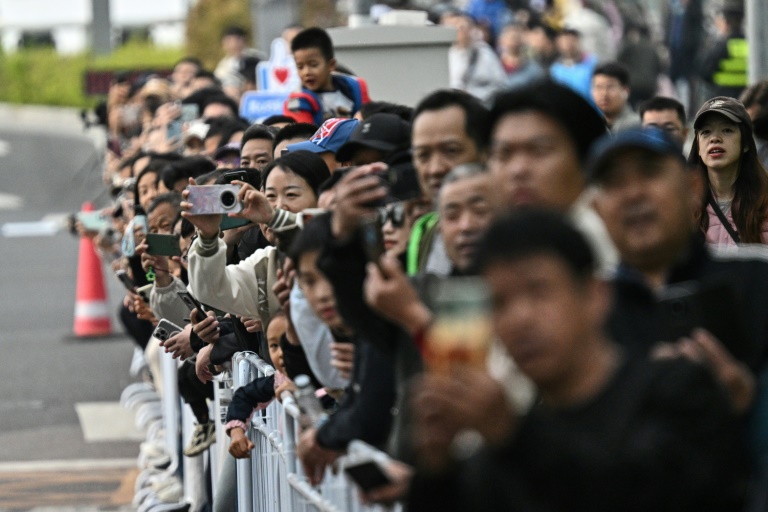 Des spectateurs au semi-marathon humanoïde, le 19 avril 2026 à Pékin