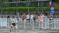 Un robot humanoïde lors du semi-marathon de Yizhuang, dans la banlieue de Pékin, le 19 avril 2026