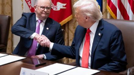 Le président américain Donald Trump (d) et le Premier ministre australien Anthony Albanese se serrent la main après la signature d'un accord sur les minéraux critiques à la Maison Blanche, le 20 octobre 2025 à Washington