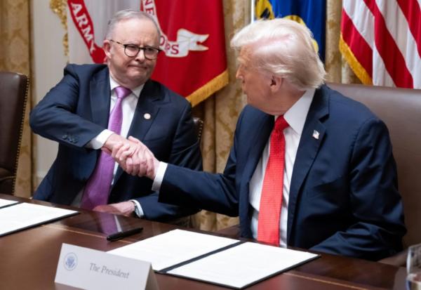 Le président américain Donald Trump (d) et le Premier ministre australien Anthony Albanese se serrent la main après la signature d'un accord sur les minéraux critiques à la Maison Blanche, le 20 octobre 2025 à Washington