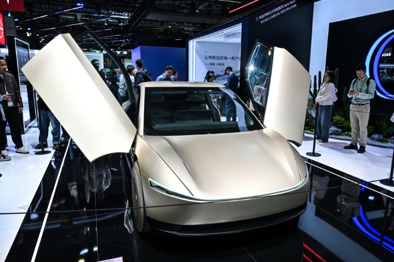 Un Cybercab sur le stand Tesla à Shanghai, le 6 novembre 2025 en Chine