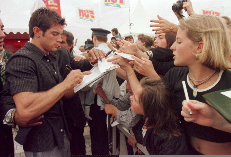 Filip Nikolic, l'un des chanteurs du groupe 2Be3, signe des autographes à des fans le 7 septembre 1997 à Deauville