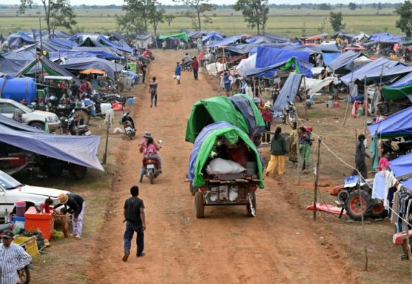 Des personnes ayant dû fuir les combats arrivent dans un camp de fortune dans la province d'Oddar Meanchey, au Cambodge, le 11 décembre 2025