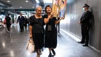 Des Thïlandaises tiennent des portraits de la reine mère Sirikit, le 25 octobre 2025 à l'hôpital Chulalongkorn de Bangkok où elle est décédée.
