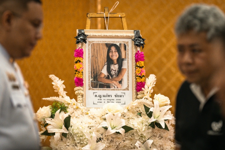 Un portrait de Naphat Chaima posé devant le cercueil de cette écolière de 12 ans, l'une des huit victimes de la fusillade survenue dans une école en Thaïlande, le 9 août 2026 dans un temple de Nonthaburi, au nord de Bangkok