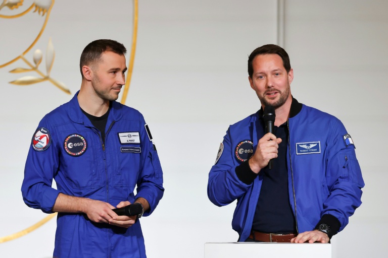 Les astronautes Thomas Pesquet (à droite) et Arnaud Prost (à gauche) à l'Elysée, le 5 février 2026