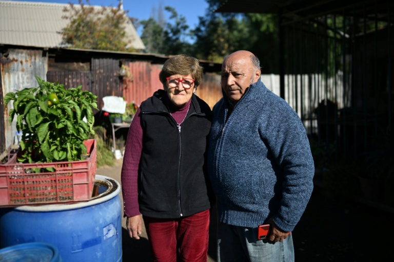 Patricio Velasquez et sa femme, Mercedes Vallés, à Tiltil, au Chili, le 8 mai 2026