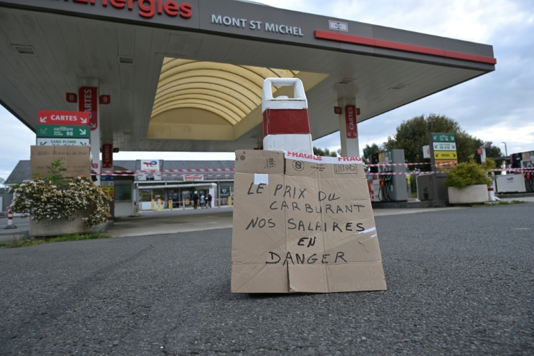 La station-service TotalEnergies du Mont-Saint-Michel, sur l'A84 entre Caen et Rennes, fermée le 17 avril 2026 en raison d'une grève des salariés demandant une aide au paiement de leur carburant 