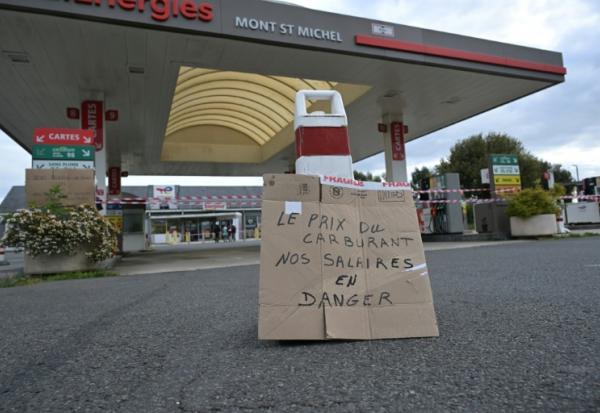 La station-service TotalEnergies du Mont-Saint-Michel, sur l'A84 entre Caen et Rennes, fermée le 17 avril 2026 en raison d'une grève des salariés demandant une aide au paiement de leur carburant 