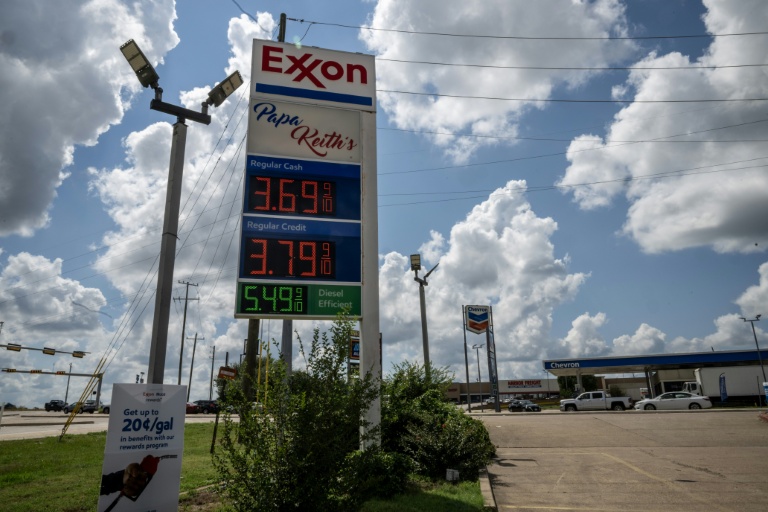 Les prix des carburants affichés dans une station-service Exxon à Huntsville, le 8 septembre 2026 au Texas