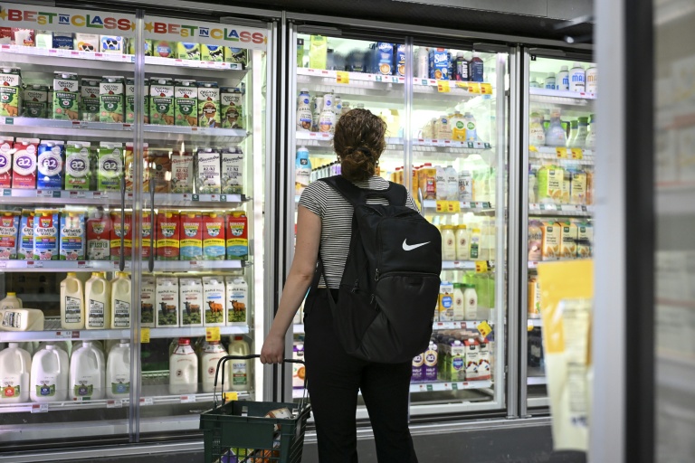 Une cliente fait ses courses dans un supermarché de Manhattan, le 25 août 2026 à New York