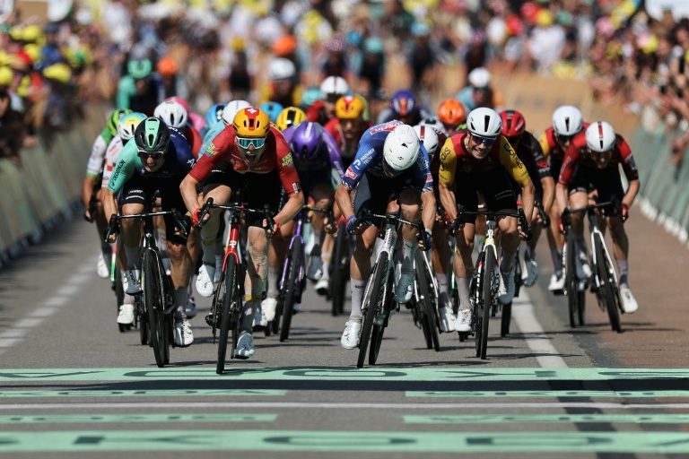 Le Norvégien Soren Waerenskjold (C) remporte le sprint à l'arrivée de la 11e étape du Tour de France, le 15 juillet 2026 à Nevers