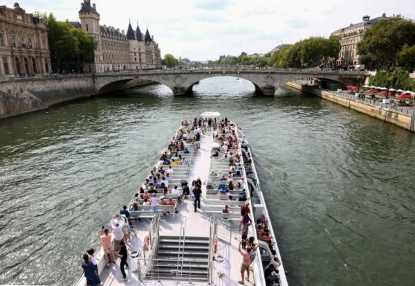 Croisière touristique sur la Seine à Paris, le 18 juin 2025