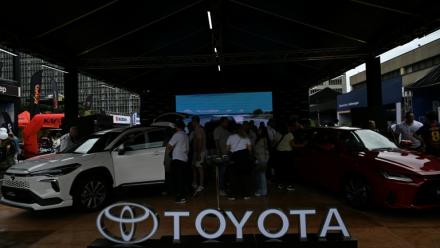 Logo du constructeur automobile japonais Toyota sur le stand de la marque lors de la 14e édition du salon automobile "AutoFest 2026", le 26 avril 2026 à Caracas