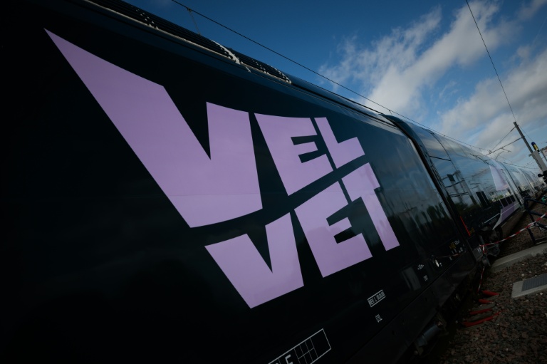 Le logo de Velvet sur un train à grande vitesse à deux étages Avelia Horizon  à l'usine Alstom d'Aytré, près de La Rochelle, le 16 avril 2026