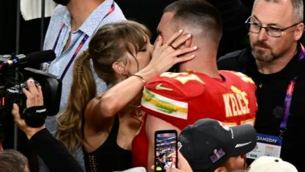 La chanteuse américaine Taylor Swift embrasse Travis Kelce, lors du Super Bowl à Las Vegas le 11 février 2024