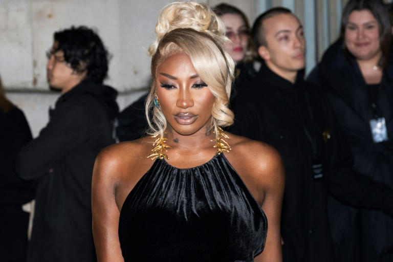Aya Nakamura arrive pour assister à un défilé lors de la Fashion week à Paris le 29 février 2024