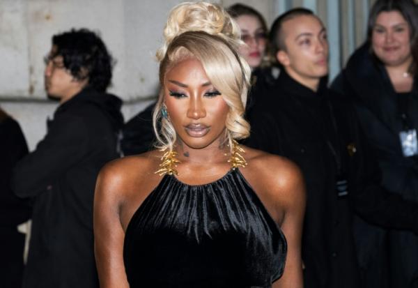 Aya Nakamura arrive pour assister à un défilé lors de la Fashion week à Paris le 29 février 2024