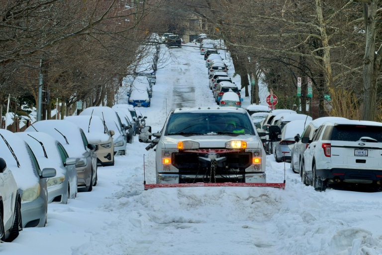 Un camion déneige une rue dans un quartier résidentiel de Washington, le 26 janvier 2026
