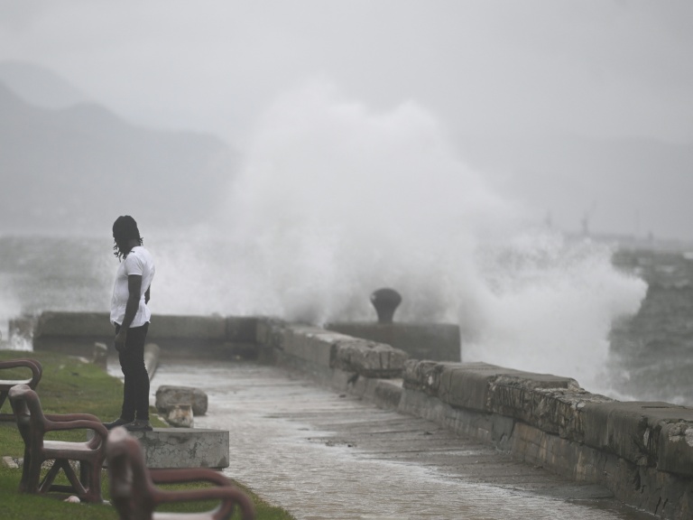 Le front de mer de Kingston avant l'arrivée de l'ouragan Melissa dans la capitale de la Jamaïque, le 27 octobre 2025