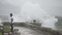 Le front de mer de Kingston avant l'arrivée de l'ouragan Melissa dans la capitale de la Jamaïque, le 27 octobre 2025