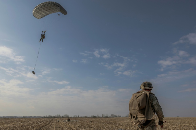 Saut en parachute lors d'un entraînement de militaires ukrainiens, dans un lieu non précisé, le 27 mars 2026