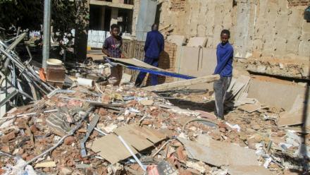 Des ouvriers du bâtiment déblaient des décombres alors que les efforts de reconstruction des infrastructures reprennent à Khartoum après près de trois ans de guerre, le 17 janvier 2026 au Soudan
