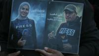 Des photos des journalistes, Fatima Ftouni et Ali Shoeib (d), lors d'un rassemblement à Beyrouth, contre leur assassinat dans une frappe israélienne qui a ciblé leur véhicule sur une route menant à Jezzine, dans le sud du Liban, le 28 mars 2026