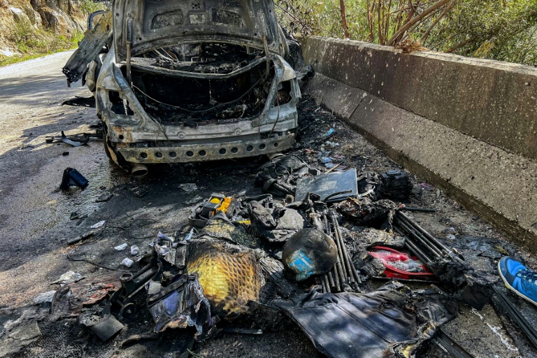 Le matériel utilisé par une équipe de journalistes tués dans une frappe israélienne près de leur véhicule détruit, au bord d'une route menant à Jezzine, dans le sud du Liban, le 28 mars 2026